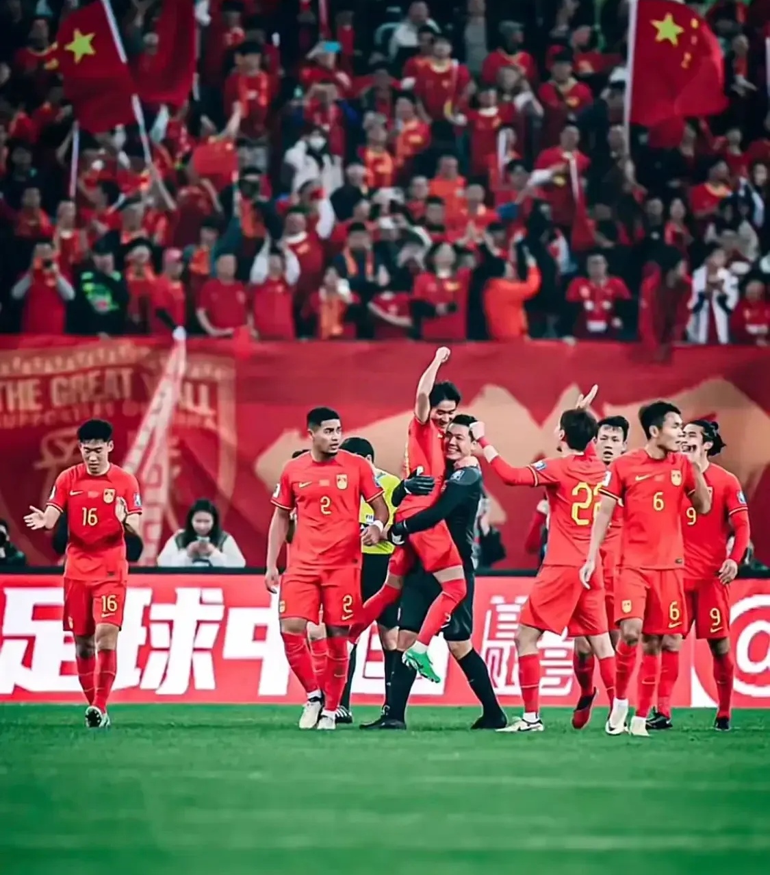 关于足球赛场精彩纷呈,胜负悬念让人热血沸腾的信息 关于足球赛场精彩纷呈,胜负悬念让人热血沸腾的信息