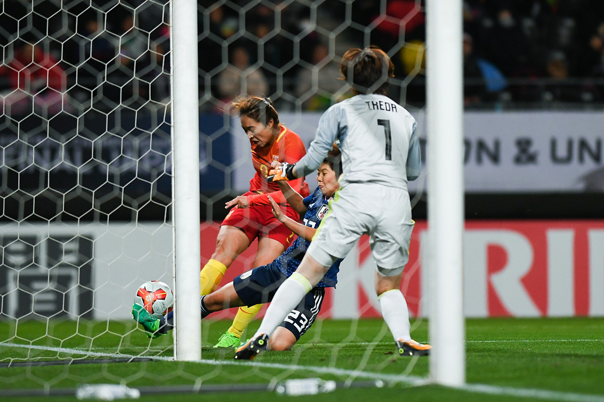 国际足球赛事中场下球员的努力的简单介绍 国际足球赛事中场下球员的努力的简单介绍